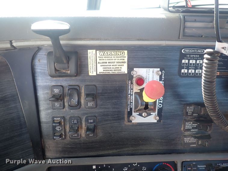 image for item DQ3048 2007 Freightliner Columbia  semi truck