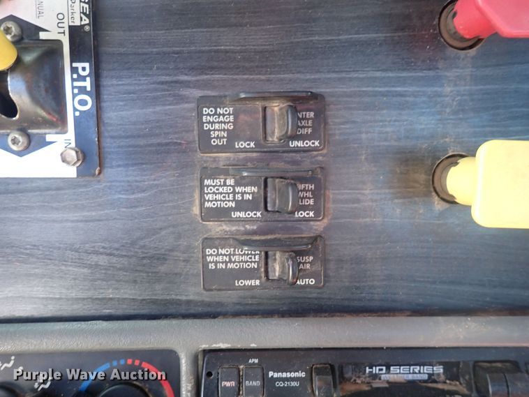 image for item DQ3048 2007 Freightliner Columbia  semi truck