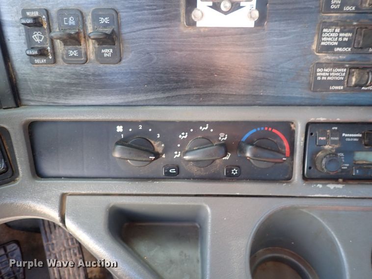 image for item DQ3048 2007 Freightliner Columbia  semi truck