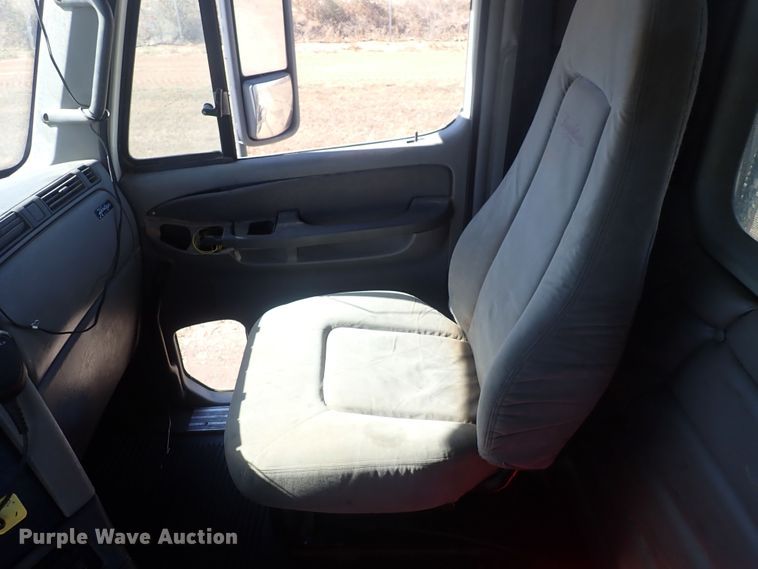 image for item DQ3048 2007 Freightliner Columbia  semi truck