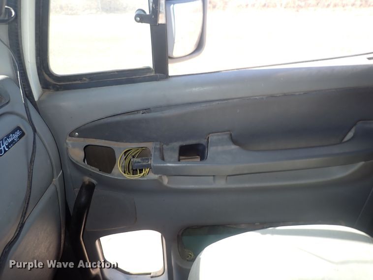 image for item DQ3048 2007 Freightliner Columbia  semi truck