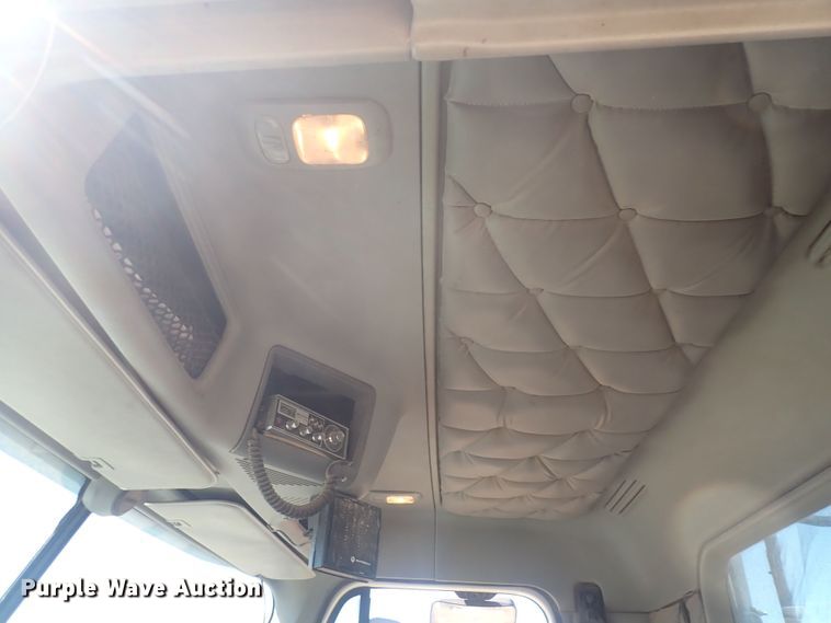 image for item DQ3048 2007 Freightliner Columbia  semi truck