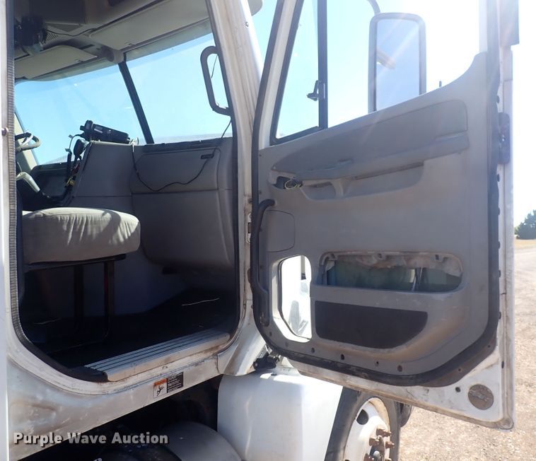 image for item DQ3048 2007 Freightliner Columbia  semi truck