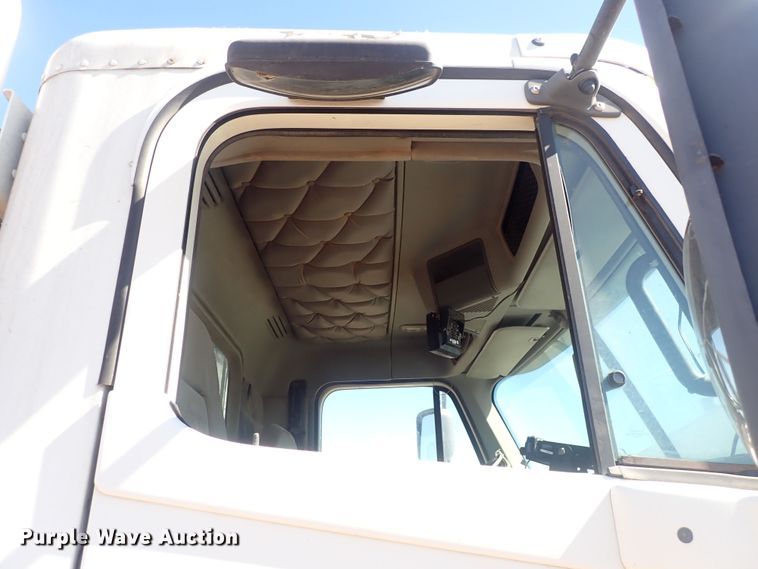 image for item DQ3048 2007 Freightliner Columbia  semi truck