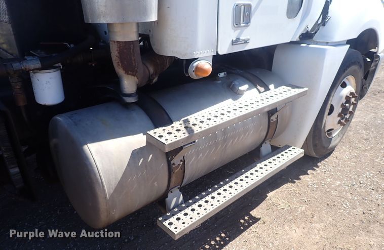 image for item DQ3048 2007 Freightliner Columbia  semi truck