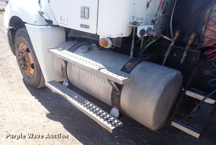 image for item DQ3048 2007 Freightliner Columbia  semi truck