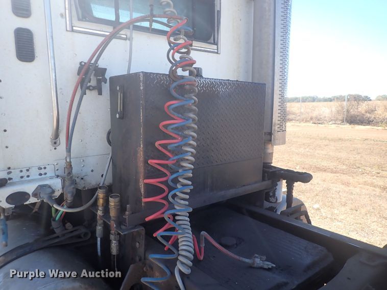 image for item DQ3048 2007 Freightliner Columbia  semi truck