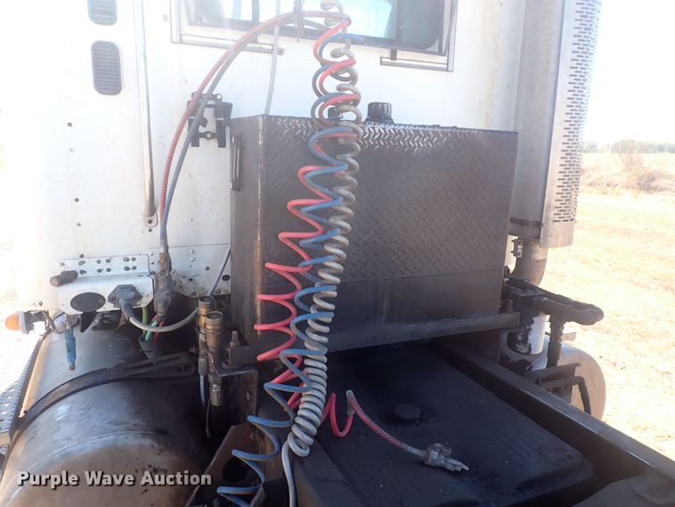 image for item DQ3048 2007 Freightliner Columbia  semi truck