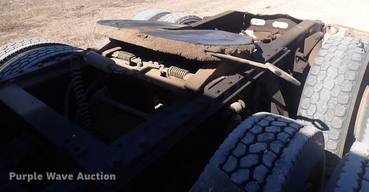 image for item DQ3048 2007 Freightliner Columbia  semi truck