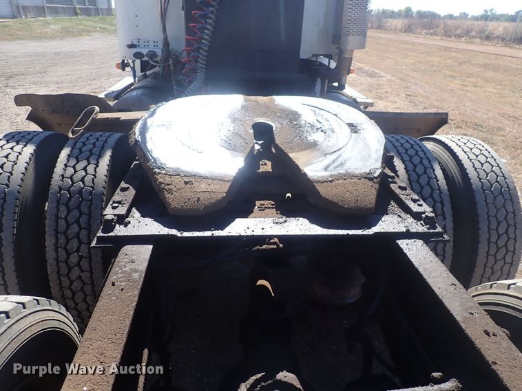 image for item DQ3048 2007 Freightliner Columbia  semi truck