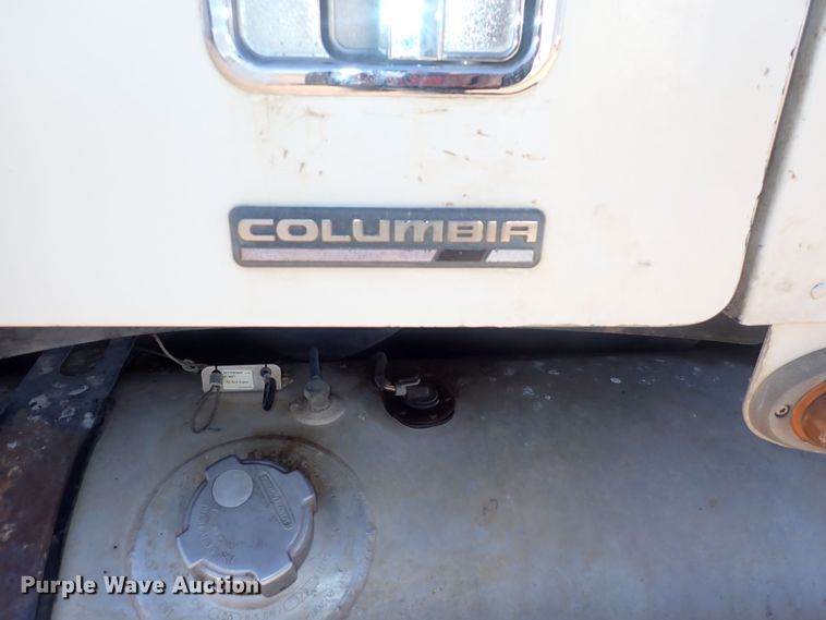 image for item DQ3048 2007 Freightliner Columbia  semi truck