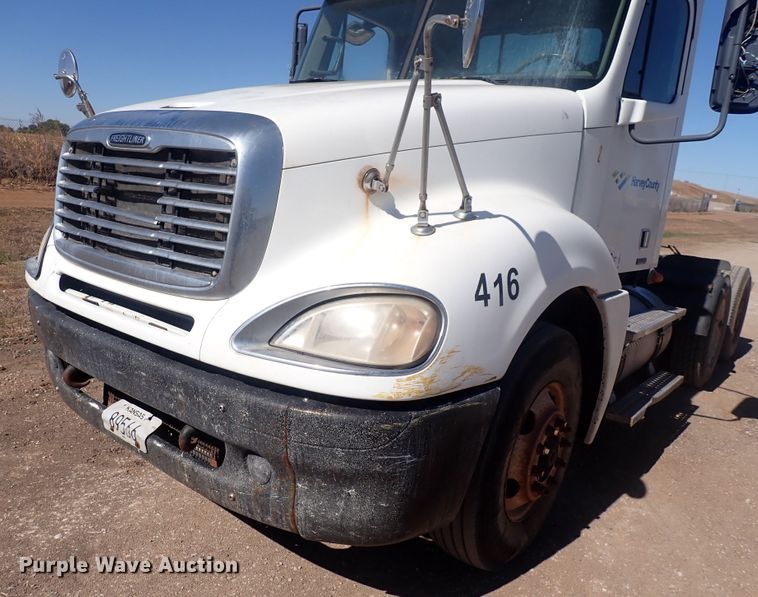 image for item DQ3048 2007 Freightliner Columbia  semi truck