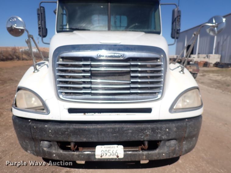 image for item DQ3048 2007 Freightliner Columbia  semi truck