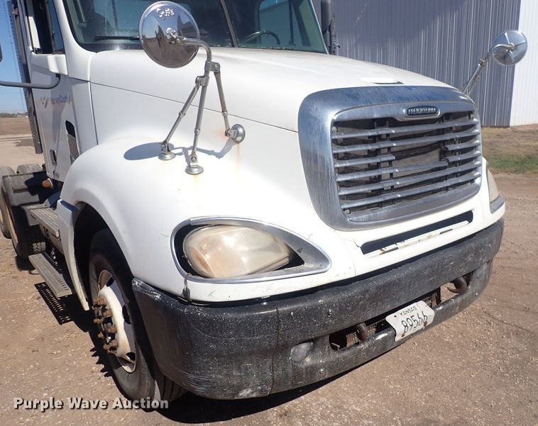 image for item DQ3048 2007 Freightliner Columbia  semi truck