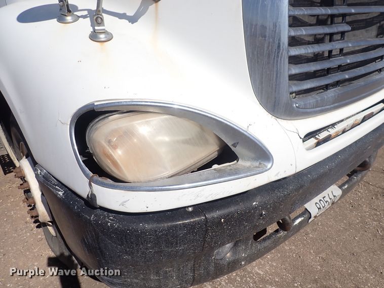 image for item DQ3048 2007 Freightliner Columbia  semi truck