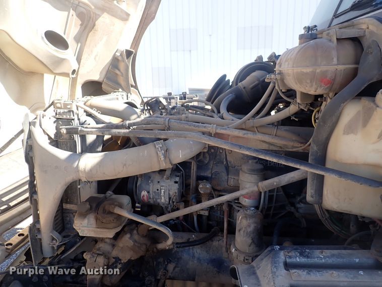 image for item DQ3048 2007 Freightliner Columbia  semi truck