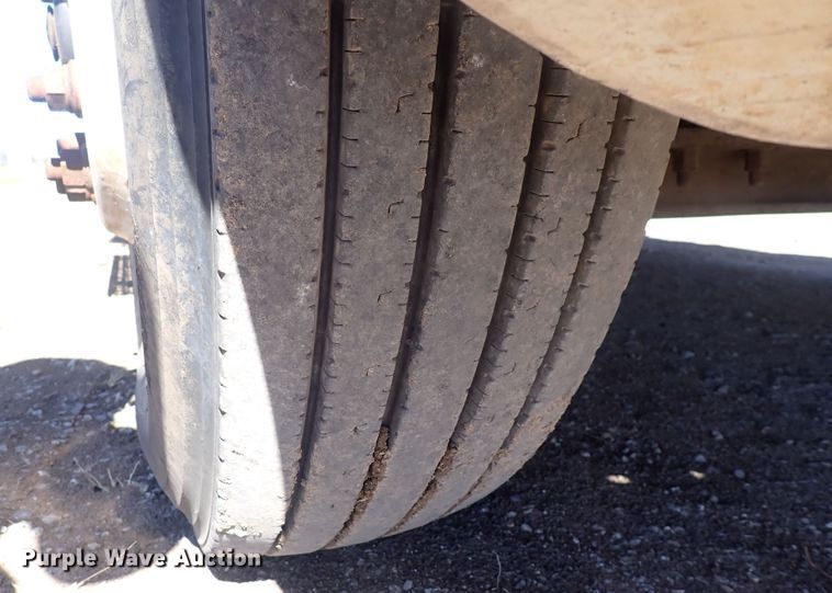 image for item DQ3048 2007 Freightliner Columbia  semi truck