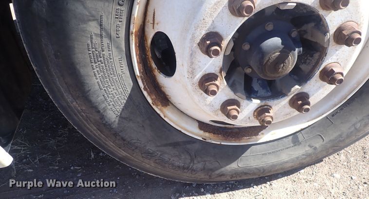 image for item DQ3048 2007 Freightliner Columbia  semi truck