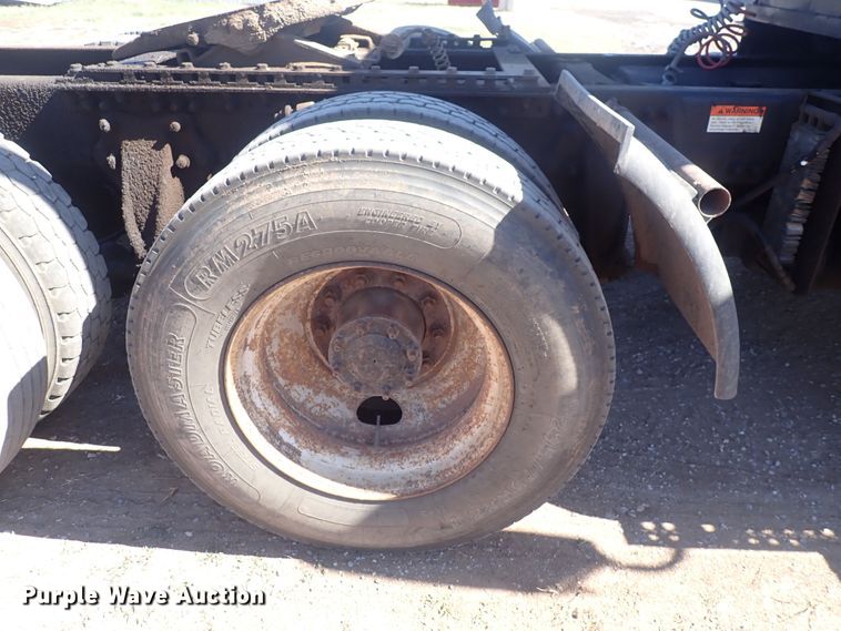 image for item DQ3048 2007 Freightliner Columbia  semi truck