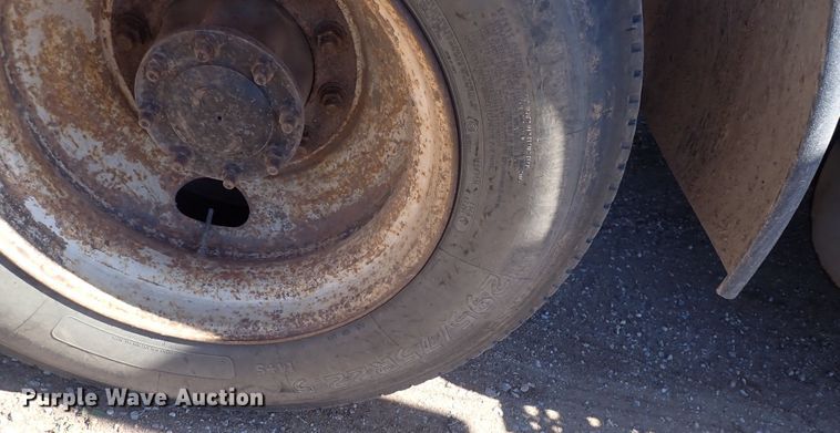 image for item DQ3048 2007 Freightliner Columbia  semi truck