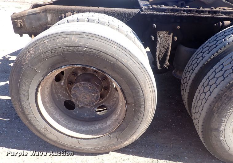 image for item DQ3048 2007 Freightliner Columbia  semi truck