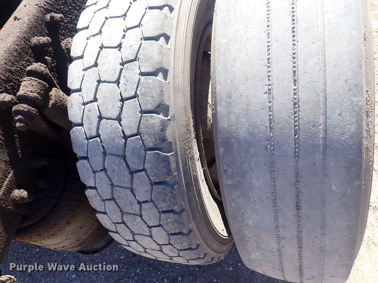 image for item DQ3048 2007 Freightliner Columbia  semi truck