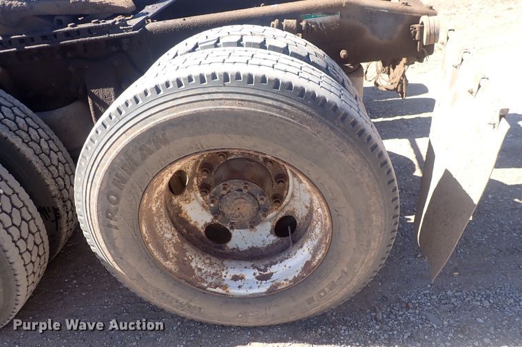 image for item DQ3048 2007 Freightliner Columbia  semi truck