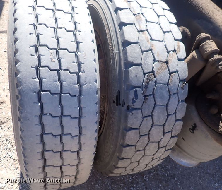 image for item DQ3048 2007 Freightliner Columbia  semi truck