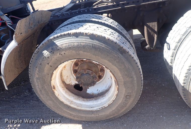 image for item DQ3048 2007 Freightliner Columbia  semi truck