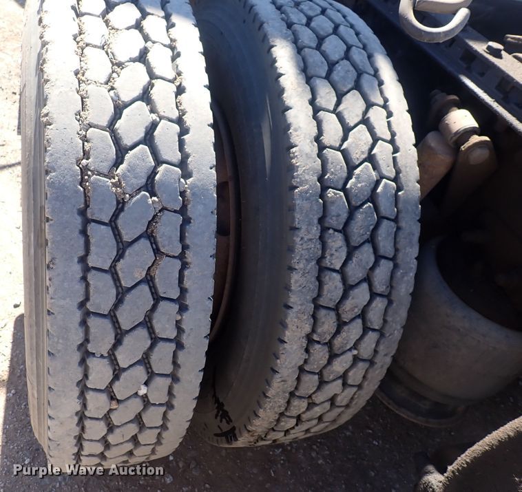 image for item DQ3048 2007 Freightliner Columbia  semi truck