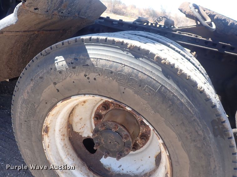 image for item DQ3048 2007 Freightliner Columbia  semi truck