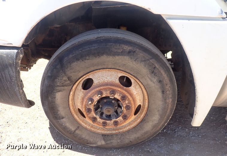 image for item DQ3048 2007 Freightliner Columbia  semi truck