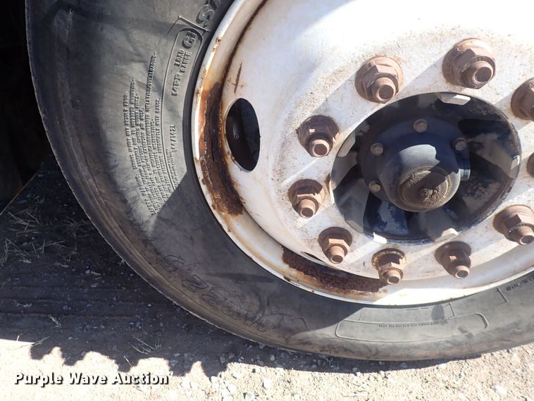 image for item DQ3048 2007 Freightliner Columbia  semi truck