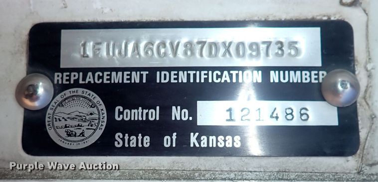 image for item DQ3048 2007 Freightliner Columbia  semi truck