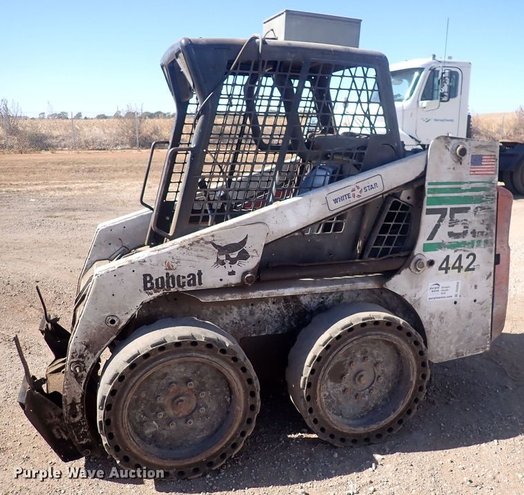 image for item DQ3050 2001 Bobcat 753  skid steer loader