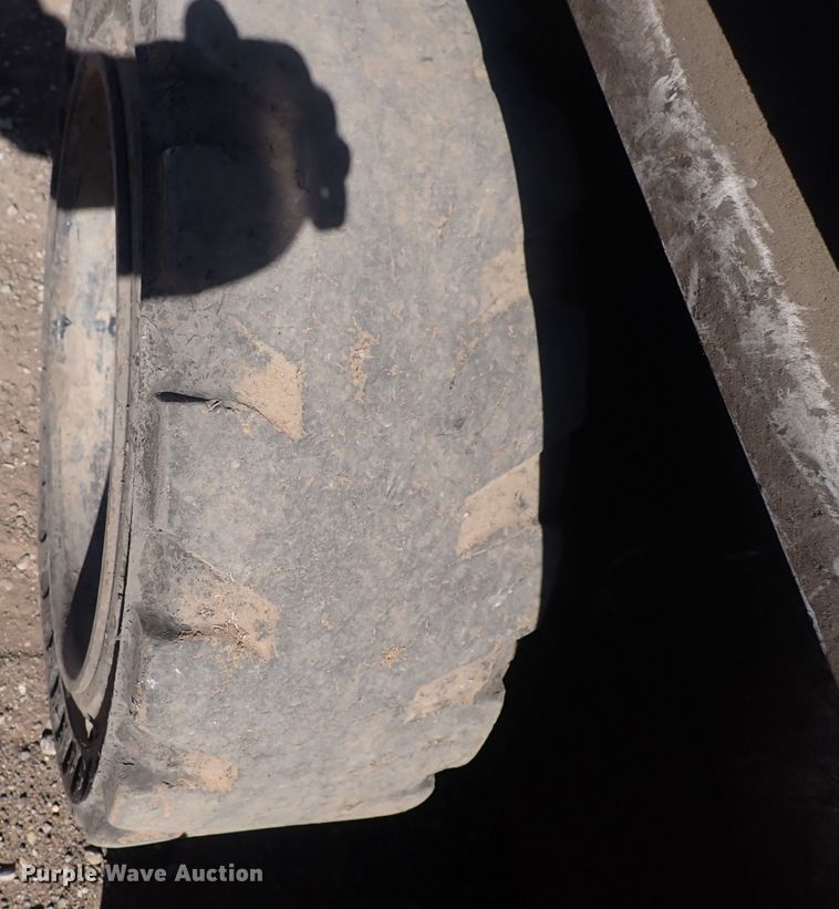 image for item DQ3050 2001 Bobcat 753  skid steer loader