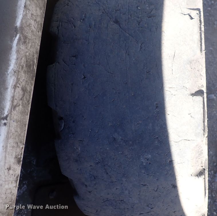 image for item DQ3050 2001 Bobcat 753  skid steer loader