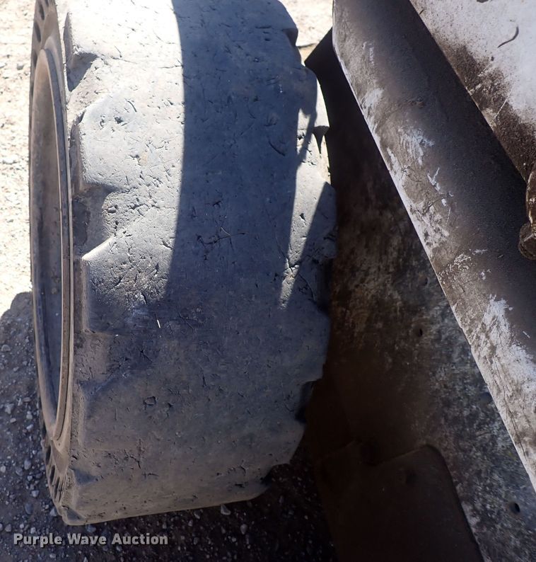 image for item DQ3050 2001 Bobcat 753  skid steer loader