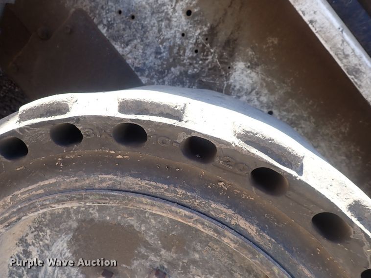 image for item DQ3050 2001 Bobcat 753  skid steer loader