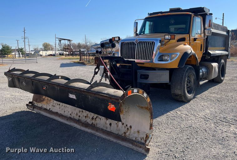 image for item DR7306 2004 International 7600  dump truck