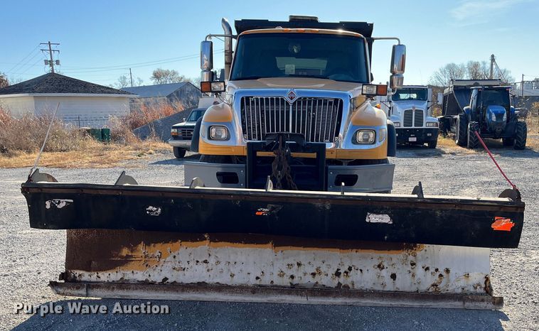 image for item DR7306 2004 International 7600  dump truck