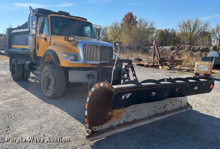 image for item DR7306 2004 International 7600  dump truck