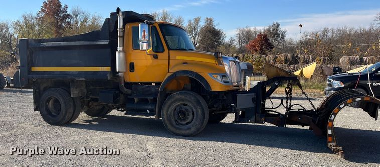 image for item DR7306 2004 International 7600  dump truck
