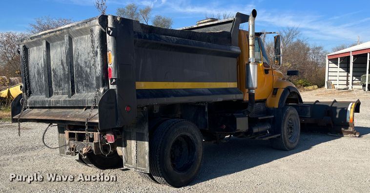 image for item DR7306 2004 International 7600  dump truck