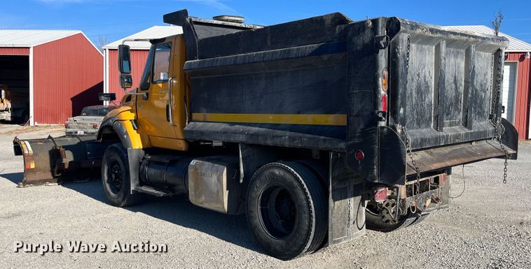 image for item DR7306 2004 International 7600  dump truck