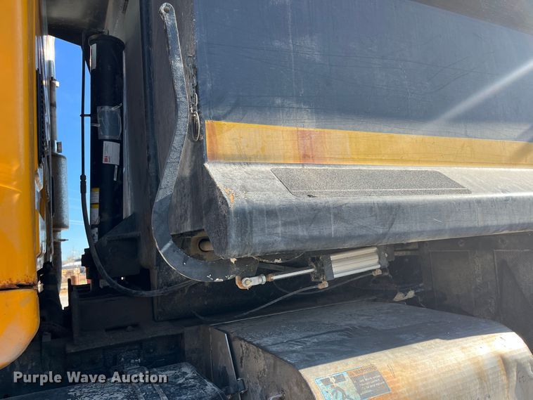 image for item DR7306 2004 International 7600  dump truck