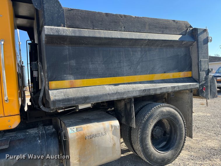 image for item DR7306 2004 International 7600  dump truck