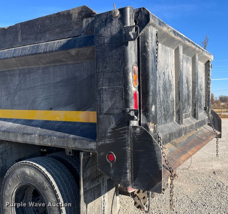 image for item DR7306 2004 International 7600  dump truck