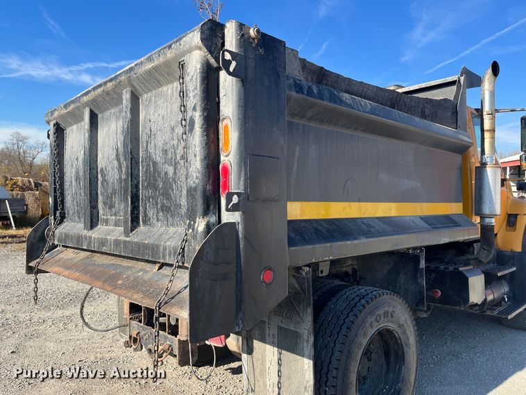 image for item DR7306 2004 International 7600  dump truck