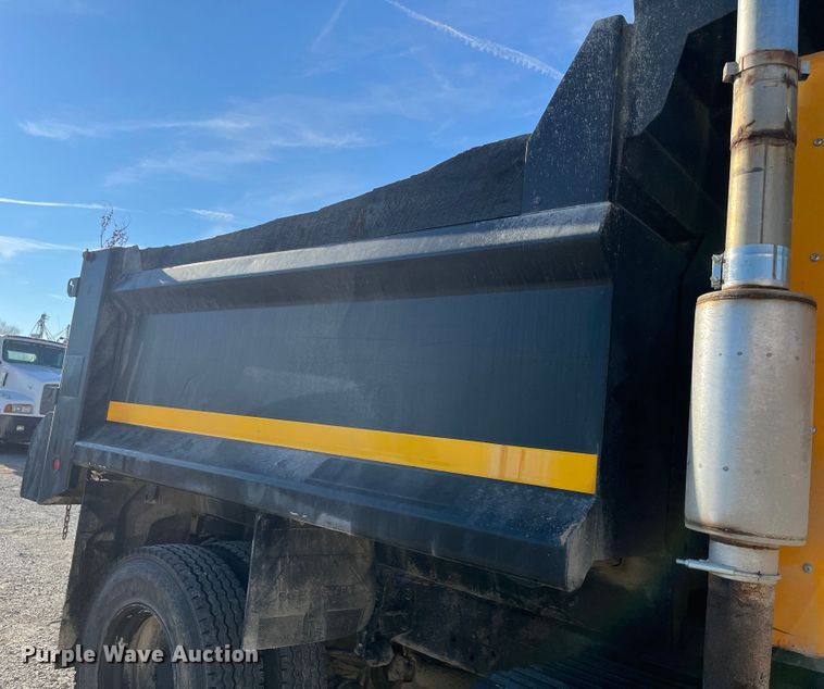 image for item DR7306 2004 International 7600  dump truck